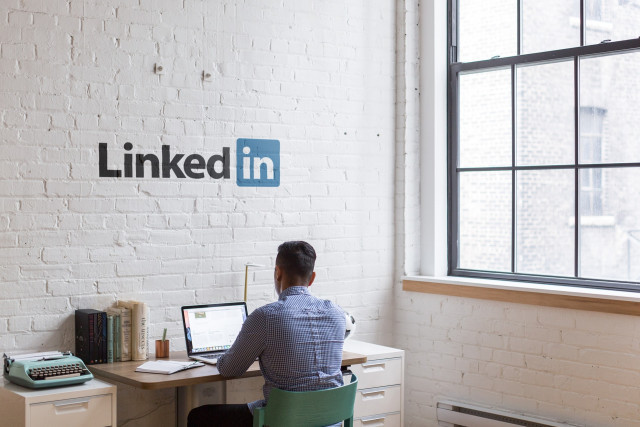 How to Build Your Personal Brand with LinkedIn banner
