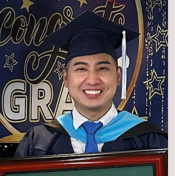 Headshot of Yee Tran in cap and gown.